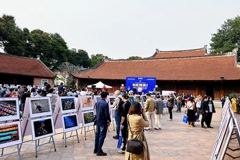 Triển lãm ảnh thu hút đông khách tham quan.