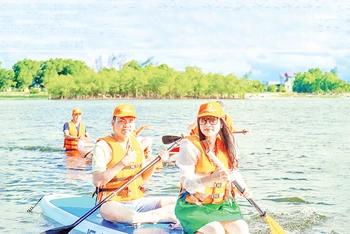 Du khách tham quan, khám phá rừng ngập mặn Rú Chá, xã Hương Phong, thành phố Huế bằng thuyền SUP.