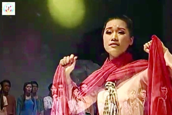 Nghệ sĩ Hương Giang vào vai chị Sứ trong vở nhạc kịch "Hai người mẹ".