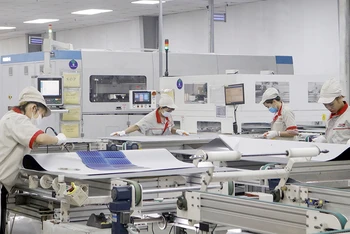 Sản xuất pin năng lượng mặt trời tại Công ty cổ phần Việt Nam Sunergy (100% vốn đầu tư Nhật Bản), Khu công nghiệp Đình Trám, tỉnh Bắc Giang. (Ảnh ĐỒNG THÚY)