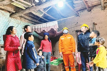 Người dân thôn Phai Vài, xã Lợi Bác (Lộc Bình, Lạng Sơn) vui mừng vì có điện lưới quốc gia.