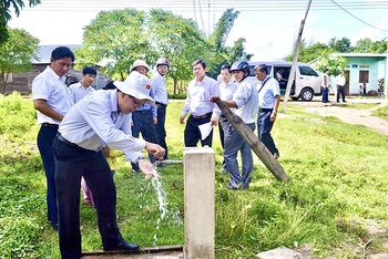 Đoàn giám sát của HĐND tỉnh Gia Lai kiểm tra công trình nước sạch nông thôn ở xã Ia Rtô (thị xã Ayun Pa). 