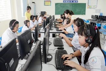 Học sinh Trường tiểu học Khu đô thị Sài Đồng (Hà Nội) trong giờ học môn Tin học. (Ảnh THU HÀ)