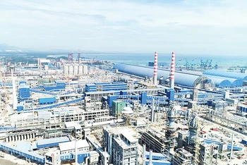 Diện mạo công nghiệp hiện đại trên vùng đất cát trắng Khu kinh tế Dung Quất.