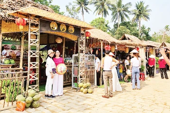Du khách tham quan, trải nghiệm tại làng cổ Lộc Yên.