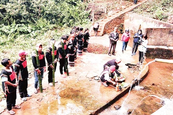 Đồng bào Ê Đê ở thị xã Buôn Hồ, Đắk Lắk tổ chức lễ cúng bến nước.