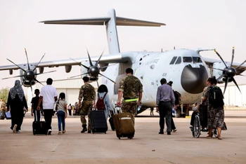 Các nước tiếp tục sơ tán công dân khỏi Sudan.