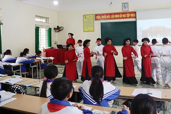 Tiết mục hát Xoan trong giờ học Giáo dục địa phương của Trường THCS Đồng Thịnh, huyện Yên Lập, Phú Thọ.