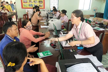 Hướng dẫn hộ nghèo, đối tượng chính sách vay vốn tại điểm giao dịch xã Phước Hậu, huyện Ninh Phước, tỉnh Ninh Thuận.