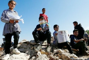 Học sinh Palestine tại ngôi trường bị dỡ bỏ. (Ảnh REUTER)