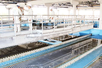 Dây chuyền sản xuất nước sạch tại Nhà máy nước mặt sông Đuống.