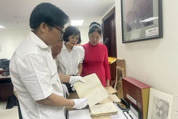 Ông Bùi Sơn Định giới thiệu một số bản thảo viết tay, đánh máy các tác phẩm viết về Chủ tịch Hồ Chí Minh của nhà văn Sơn Tùng.