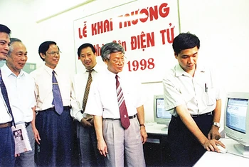 Đồng chí Nguyễn Phú Trọng, Ủy viên Bộ Chính trị (lúc đó được phân công phụ trách tư tưởng-văn hóa-khoa giáo) cùng các đồng chí lãnh đạo Đảng, Nhà nước chứng kiến buổi lễ Báo Nhân Dân điện tử tiếng Việt hòa mạng internet, ngày 21/6/1998.