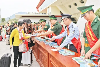 Bộ đội Biên phòng Việt Nam và Trung Quốc phối hợp tuyên truyền pháp luật cho du khách qua lại cửa khẩu quốc tế Hữu Nghị (Lạng Sơn).