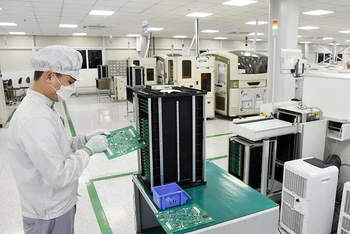 Sản xuất linh kiện điện tử ở Công ty TNHH Bumjin Electronics Vina. (Ảnh AN AN)