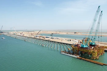 Xây dựng cảng ở thành phố Basra. (Ảnh BLOOMBERG)