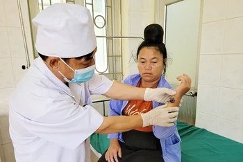 Theo dõi, điều trị người mắc bệnh than tại Trung tâm Y tế huyện Tủa Chùa, tỉnh Điện Biên. (Ảnh LÊ LAN)