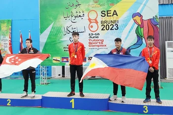 Hoàng Lâm trên bục nhận Huy chương vàng tại Giải bóng bàn trẻ Đông Nam Á 2023.