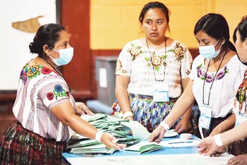 Nhân viên kiểm phiếu trong cuộc bầu cử Tổng thống Guatemala. (Ảnh REUTERS)