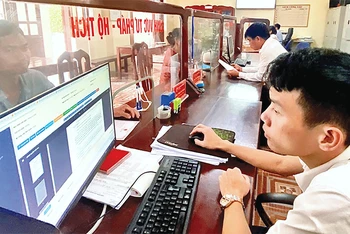 Cán bộ xã Yên Hòa giải quyết thủ tục hành chính trên hệ thống một cửa điện tử.