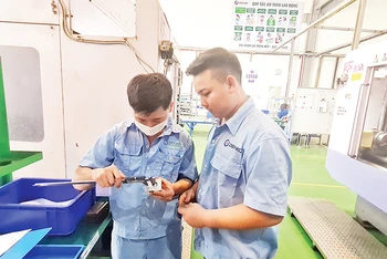 Sản xuất các sản phẩm cơ khí chính xác tại Công ty TNHH Denko Việt Nam.