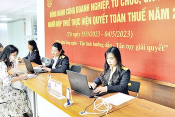 Làm thủ tục quyết toán thuế năm 2022 tại Cục Thuế thành phố Hà Nội. (Ảnh HƯƠNG XUÂN)