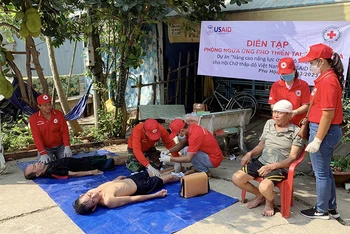 Hội Chữ thập đỏ tỉnh An Giang triển khai diễn tập phòng ngừa, ứng phó thiên tai, thực hành tình huống sơ cấp cứu ban đầu cho người bị nạn.