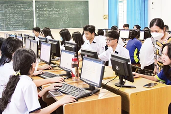 Trường trung học phổ thông Nguyễn Du trang bị kỹ năng số cho học sinh. (Ảnh THẾ ANH)