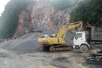 Hoạt động khai thác đá tại mỏ đá Núi Chuông ở xã Yên Lạc, huyện Phú Lương.