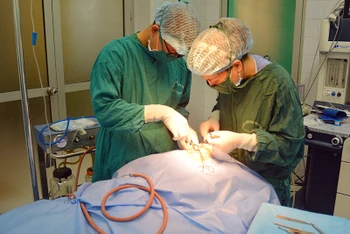 Một ca phẫu thuật hở hàm ếch cho trẻ tại Bệnh viện Đa khoa Hà Đông, Hà Nội. (ảnh VÂN VÂN)