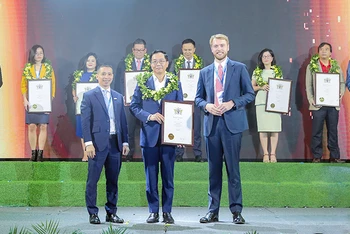 Ông Trần Quang Dũng, Trưởng ban Truyền thông và Văn hóa doanh nghiệp đại diện Petrovietnam nhận tôn vinh tại chương trình.