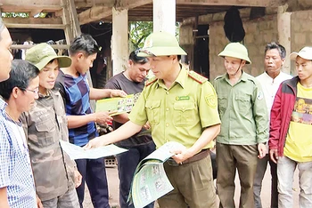 Cán bộ kiểm lâm tỉnh Quảng Trị tuyên truyền phổ biến kiến thức phòng cháy, chữa cháy rừng cho người dân.