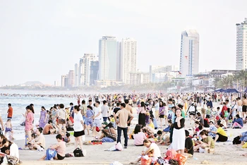 Biển Đà Nẵng luôn thu hút đông khách du lịch trong nước và quốc tế.