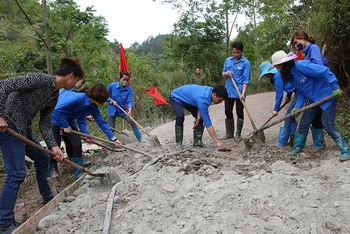 Đoàn viên, thanh niên tham gia làm đường giao thông nông thôn huyện ở Đình Lập, tỉnh Lạng Sơn. (Ảnh do Trung ương Đoàn cung cấp)