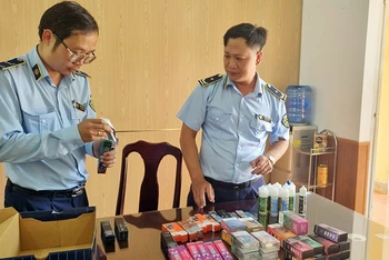 Lực lượng quản lý thị trường tỉnh Gia Lai thu giữ nhiều sản phẩm thuốc lá điện tử vi phạm. (Ảnh ĐỨC HÙNG) 
