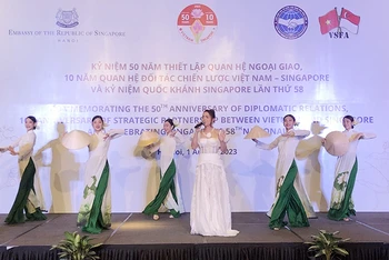 Tiết mục văn nghệ tại lễ kỷ niệm tổ chức ở Hà Nội.
