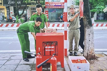 Công an phường Dịch Vọng (quận Cầu Giấy, Hà Nội) triển khai mô hình Tổ liên gia an toàn phòng cháy, chữa cháy và cứu nạn cứu hộ tại khu dân cư.
