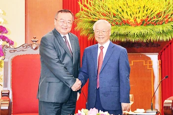 Tổng Bí thư Nguyễn Phú Trọng với Trưởng Ban Liên lạc Đối ngoại Trung ương Đảng Cộng sản Trung Quốc Lưu Kiến Siêu. (Ảnh VĂN HIẾU)