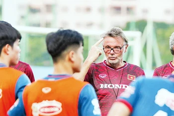 HLV Philippe Troussier hướng dẫn đội U23 Việt Nam chuẩn bị cho trận ra quân.