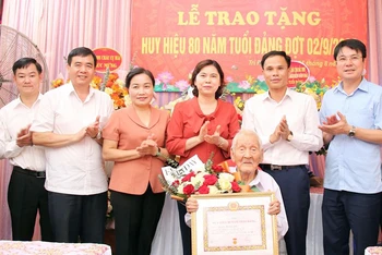 Lãnh đạo tỉnh Bắc Ninh trao Huy hiệu 80 năm tuổi đảng và chúc mừng đảng viên Nguyễn Văn Hải (Đảng bộ xã Tri Phương, huyện Tiên Du). (Ảnh HÙNG SƠN)