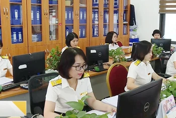 Kiểm tra hồ sơ khai thuế tại Chi cục Thuế quận Cầu Giấy, TP Hà Nội.
