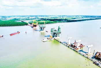 Công trình cầu Bến Rừng nối huyện Thủy Nguyên (Hải Phòng) với thị xã Quảng Yên (tỉnh Quảng Ninh) đang được đẩy nhanh tiến độ để hoàn thành trong năm 2024.