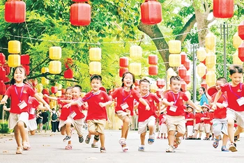 Các em nhỏ vui chơi trong Hoàng thành Thăng Long.