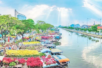 Hình ảnh chợ hoa xuân "Trên bến dưới thuyền" được Ủy ban nhân dân Quận 8 gây dựng để khôi phục nét văn hóa sầm uất xưa tại khu vực bến Bình Đông. (Ảnh UBND QUẬN 8) 