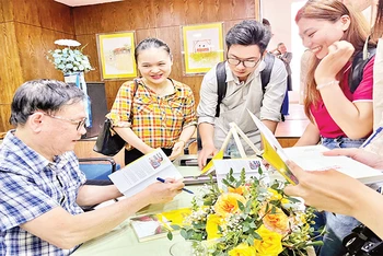 Nhà văn Nguyễn Nhật Ánh trong buổi ra mắt sách "Mùa hè không tên" tại Thành phố Hồ Chí Minh.