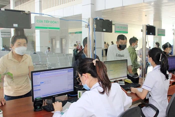 Người dân đăng ký khám, chữa bệnh bảo hiểm y tế tại Khoa Khám bệnh, Bệnh viện đa khoa tỉnh Sơn La.