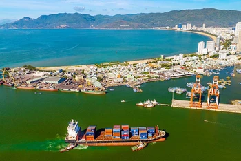 Trong giai đoạn 2021-2025, Cảng Quy Nhơn sẽ được đầu tư mở rộng lên gần 90ha (gấp 3 lần) để đáp ứng vai trò cảng cửa ngõ khu vực kinh tế trọng điểm miền trung. (Ảnh NGUYỄN PHAN DŨNG NHÂN)