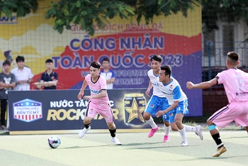 Một pha tranh bóng giữa hai đội Công đoàn Quảng Ninh và Công đoàn Thái Bình. 