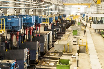 Dây chuyền sản xuất thép ở Công ty cổ phần luyện thép cao cấp Việt Nhật (Khu công nghiệp Nam Cầu Kiền, Hải Phòng). (Ảnh AN KHÁNH)
