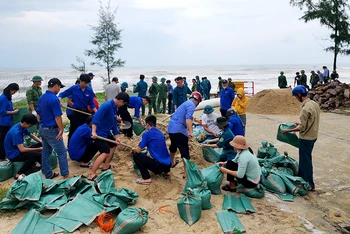Ủy ban nhân dân xã Phú Diên, huyện Phú Vang (Thừa Thiên Huế) huy động lực lượng gần 150 người, dùng bao cát để xử lý điểm sạt lở tại đường ra bãi tắm Phú Diên.